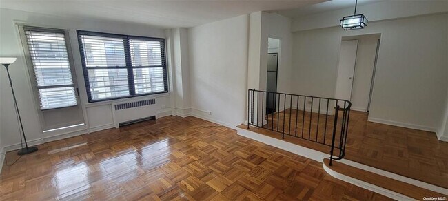 Foto del edificio - 98-10 64th Ave