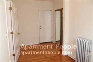 Building Photo - 916 W Dakin St