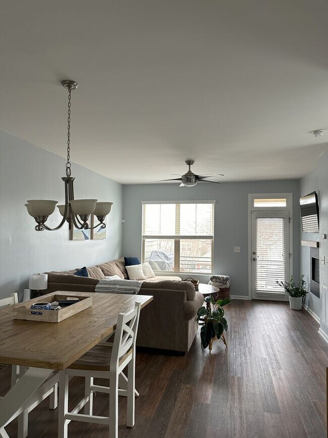 Building Photo - Beautiful Townhouse With Community Pool & ...