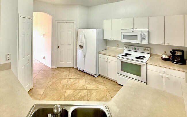 Building Photo - 332 SW Glenwood Dr