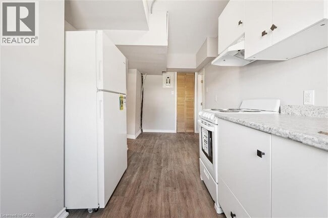 Building Photo - 906 King St E