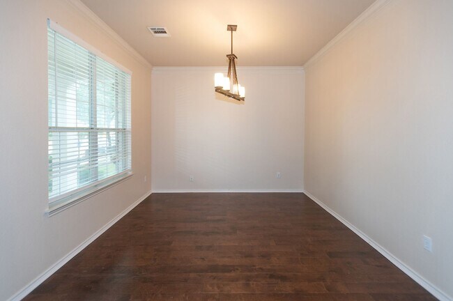 Building Photo - Stunning 5-Bedroom Home in the Sought-Afte...