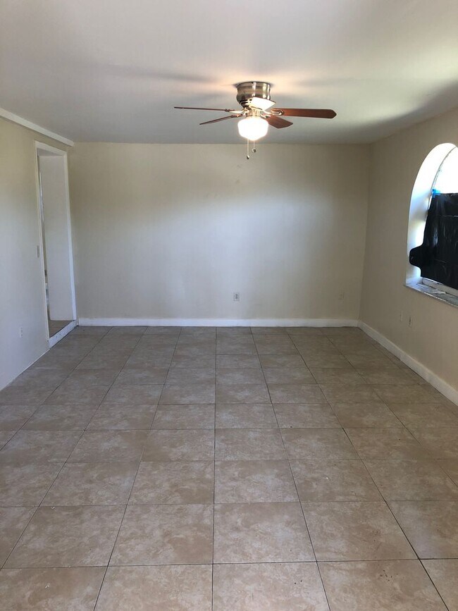 Foto del edificio - Large 5-2 house by Walmart