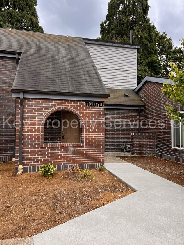 Foto principal - Vancouver Two Bedroom Townhome with Backyard