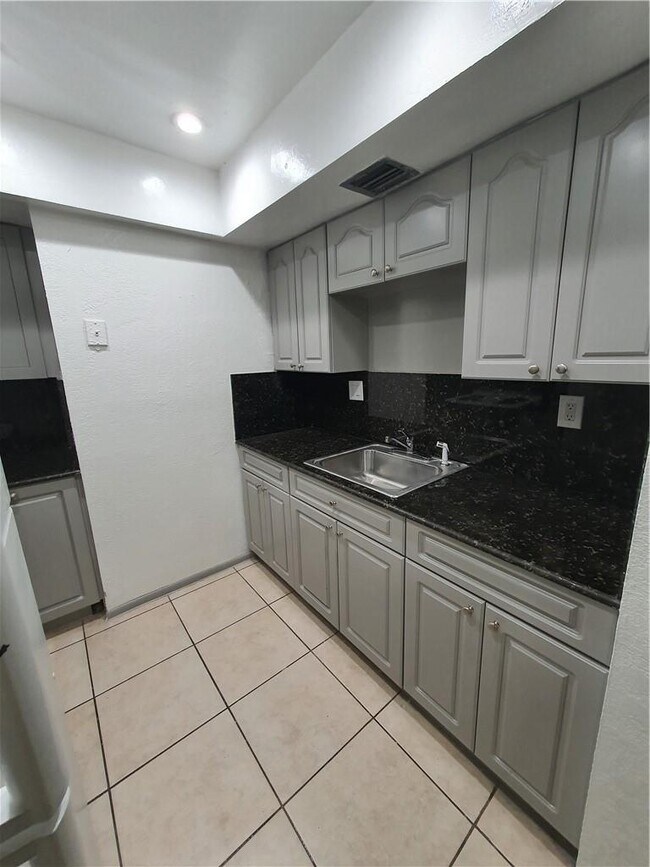 Building Photo - 5856 NW 21st St