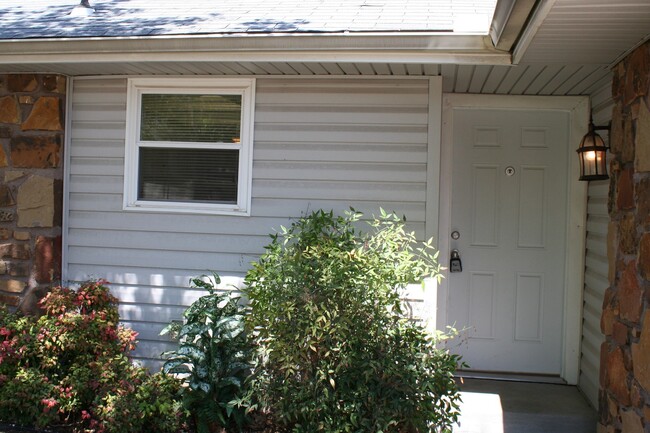 Building Photo - Massive 3 bedroom duplex with living room ...