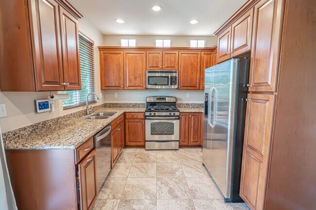 Foto del edificio - COMING SOON! Charming 2-Bedroom Townhome in Valencia with Backyard & Community Amenities!