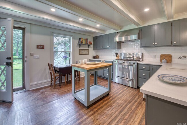 Foto del edificio - 30675 Main Rd