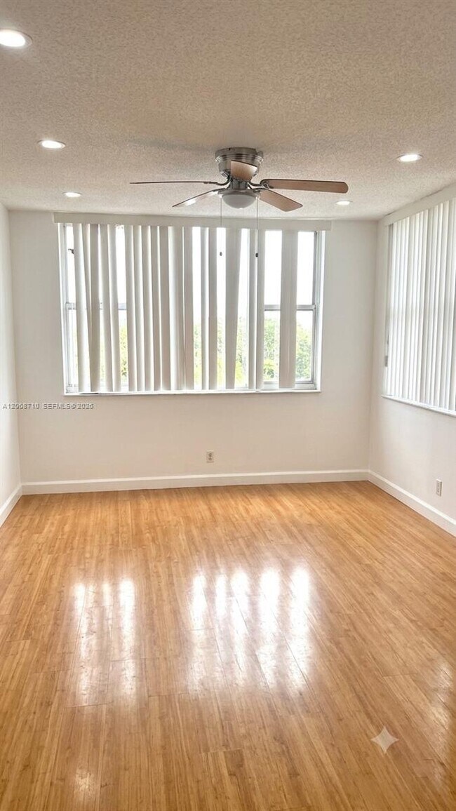 Foto del edificio - 4400 Hillcrest Dr