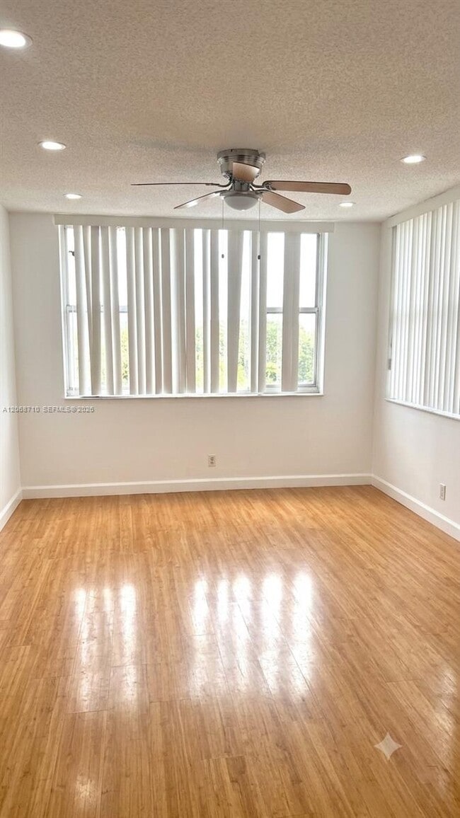 Building Photo - 4400 Hillcrest Dr