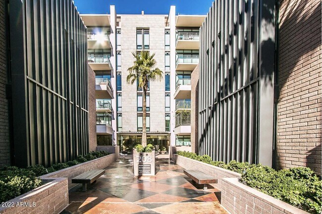 Foto del edificio - 208 W Portland St