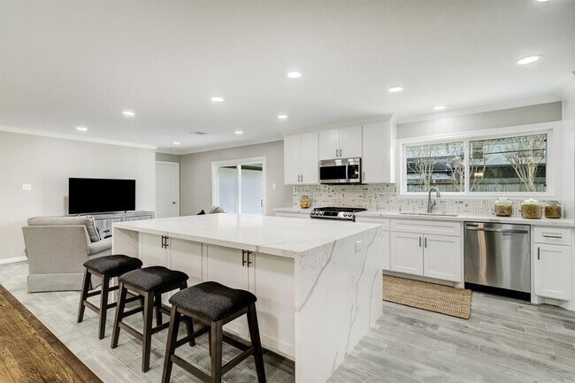 Building Photo - 1339 Moorhead Dr