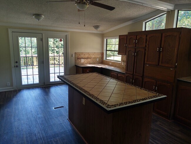 Building Photo - 113 Happy Trails Dr