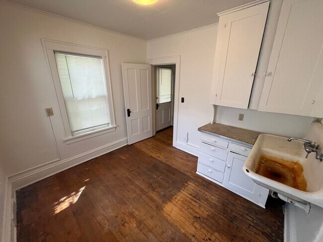 Foto del edificio - 5 Bed / 2 Bath House Located Downtown Madi...