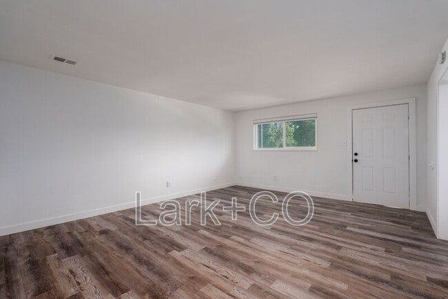 Building Photo - 431 E Willamette Ave