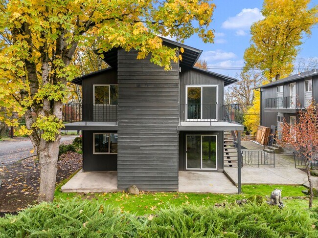 Building Photo - Charming, renovated West Linn apartment.