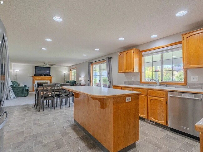 Foto del edificio - Spacious 4BR, 3 Bath House in Felida