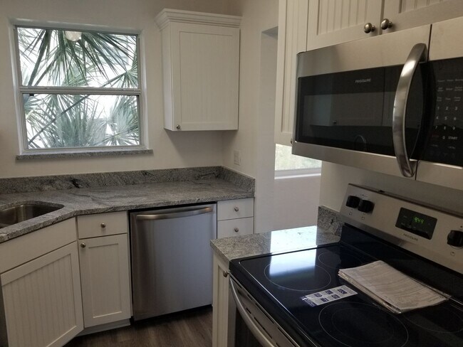 Building Photo - Spacious 3 Bedroom 2 Bathroom
