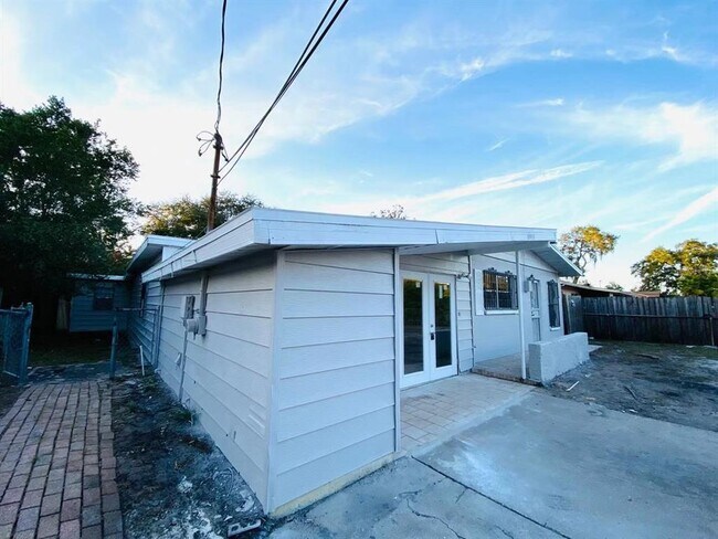 Building Photo - 10928 N 15th St