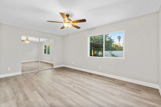 Building Photo - Bathrooms on bathrooms!