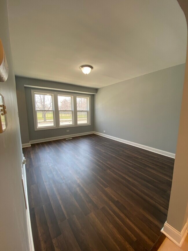 Building Photo - 10334 S Oglesby Ave