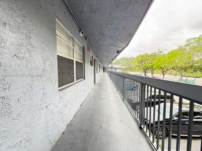 Foto del edificio - 8982 W Sample Rd