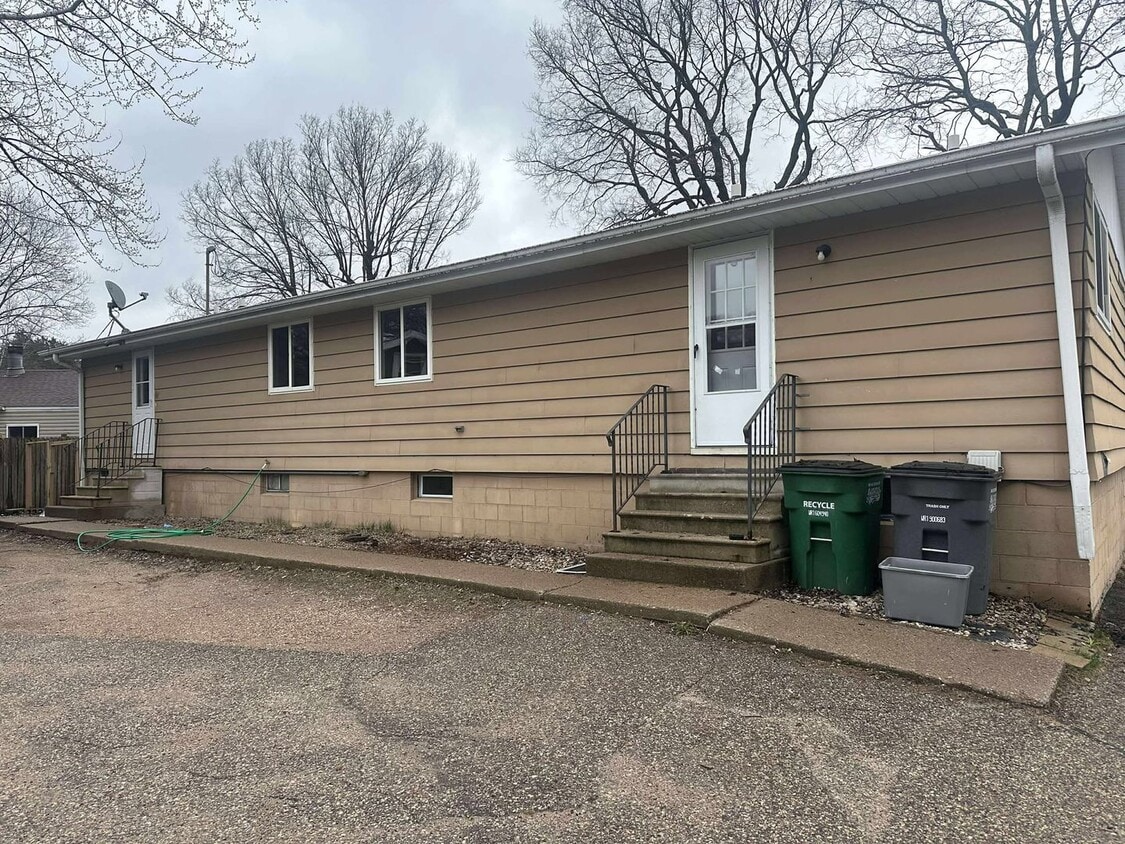 Building Photo - Two Bedroom Duplex