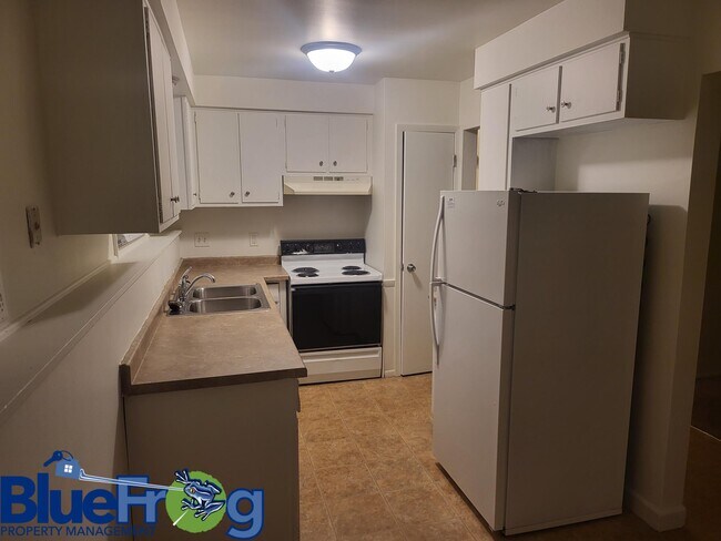 Building Photo - 412-414-414 N St Bernard Dr