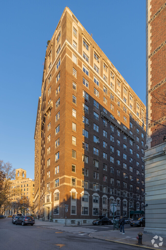 Foto del edificio - 370 Riverside Drive