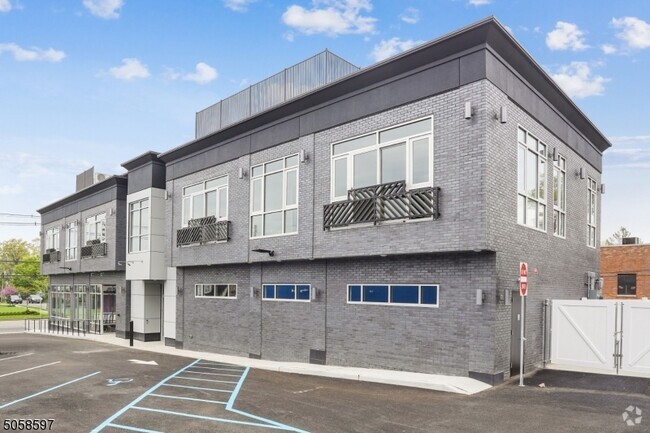 Building Photo - 271 Millburn Ave