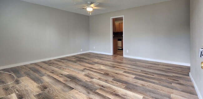 Building Photo - 3/1 CLOSE TO CAMPUS - $500 OFF 1ST MONTH O...