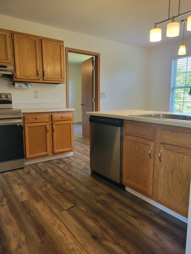 Building Photo - 950 Troy Ct