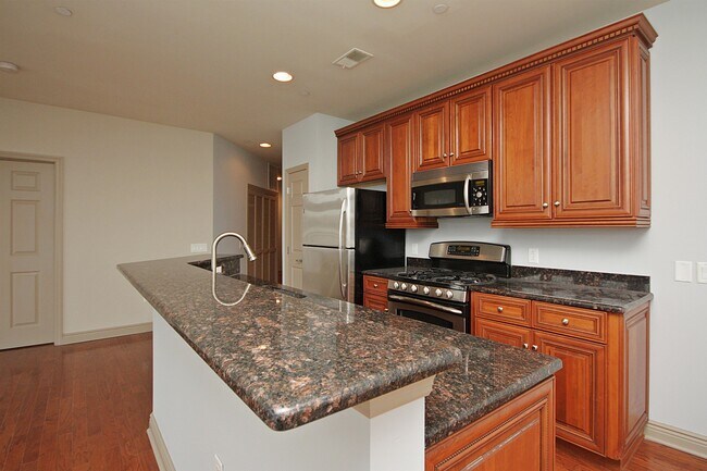 Foto del edificio - 7400 River Rd