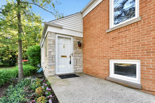 Building Photo - 928 Echo Ln