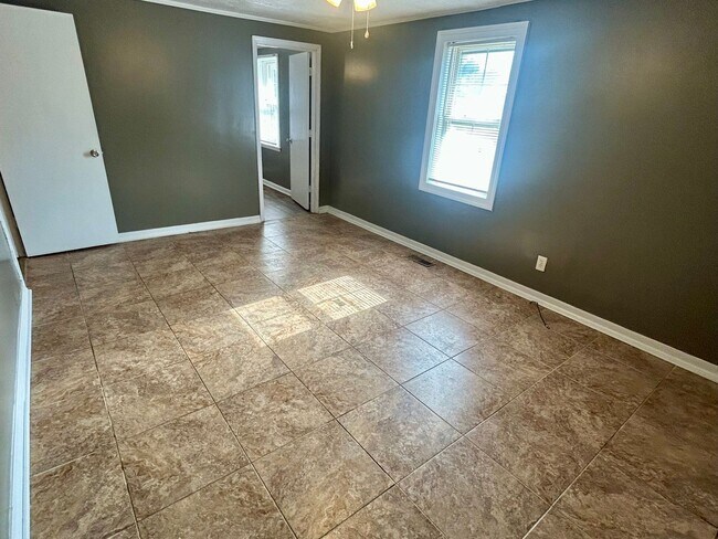 Foto del edificio - 4 Bedroom and 2 bathroom Brick Home