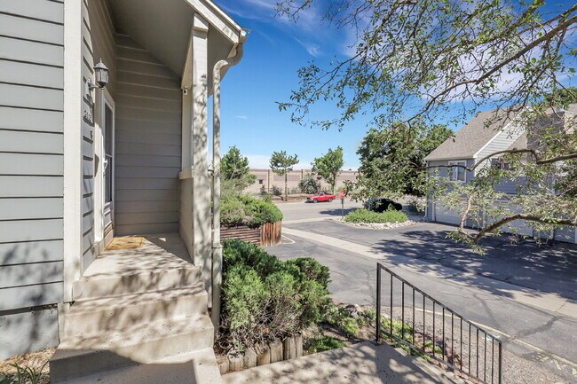 Building Photo - $3,000 - 3 Bed, 2.5 Bath Townhome with Fin...