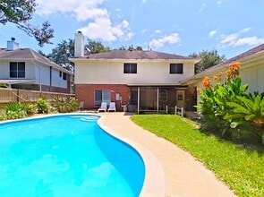 Building Photo - 2810 White Oak Ln