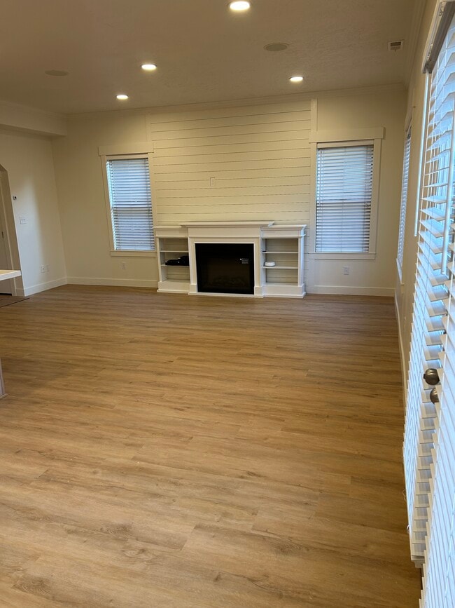 Building Photo - 6754 950 E