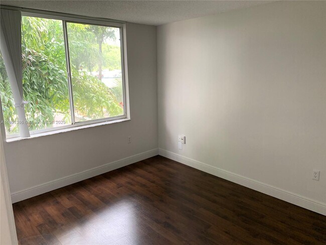 Foto del edificio - 1740 NW North River Dr