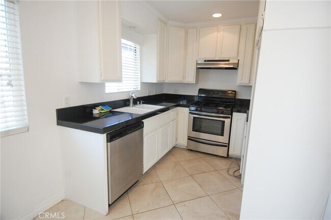 Building Photo - 166 Avenida Miramar