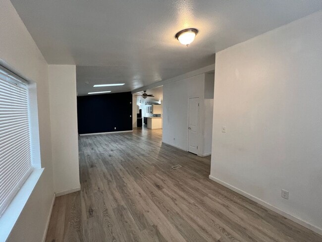 Building Photo - Updated 3 Bedroom / 2 Bath Mobile Home on ...