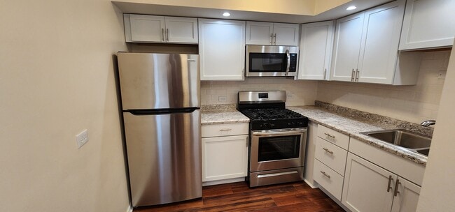 Building Photo - 1400 E 55th Plz