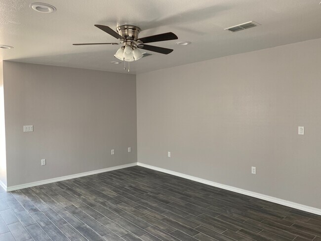 Building Photo - rf2620