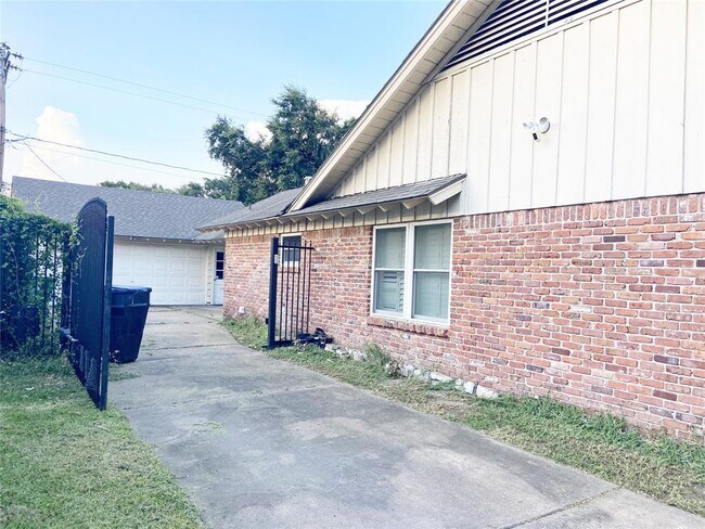 Building Photo - 9650 Winsome Ln