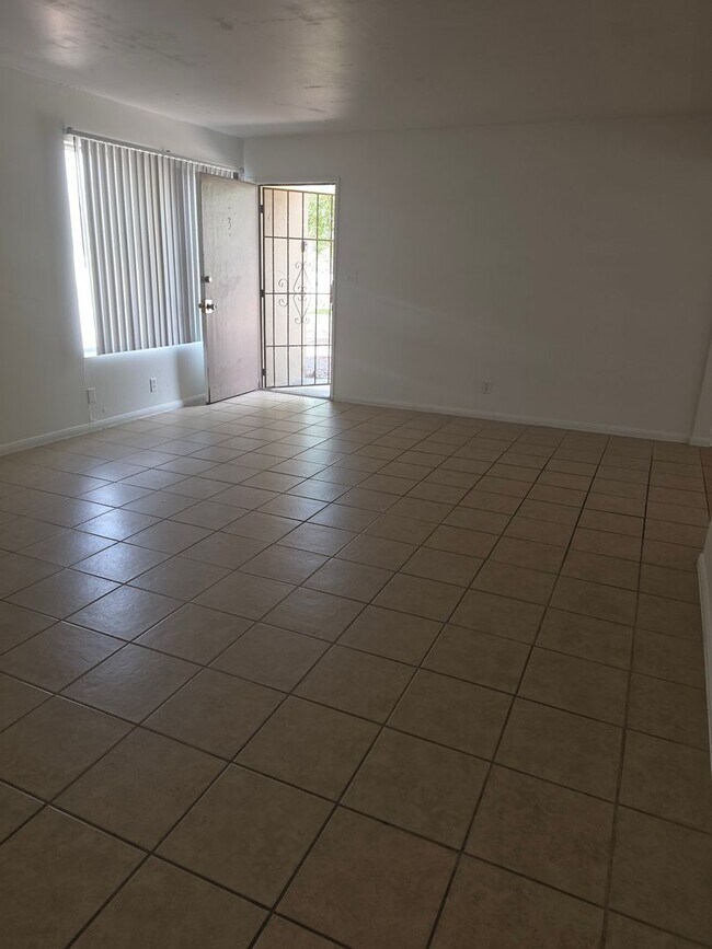 Building Photo - 2p3204