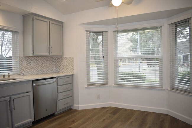 Foto del edificio - 8242 Heath Peak Pl