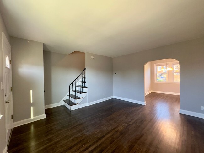 Building Photo - Charming 2-Bedroom Townhome with Modern Am...