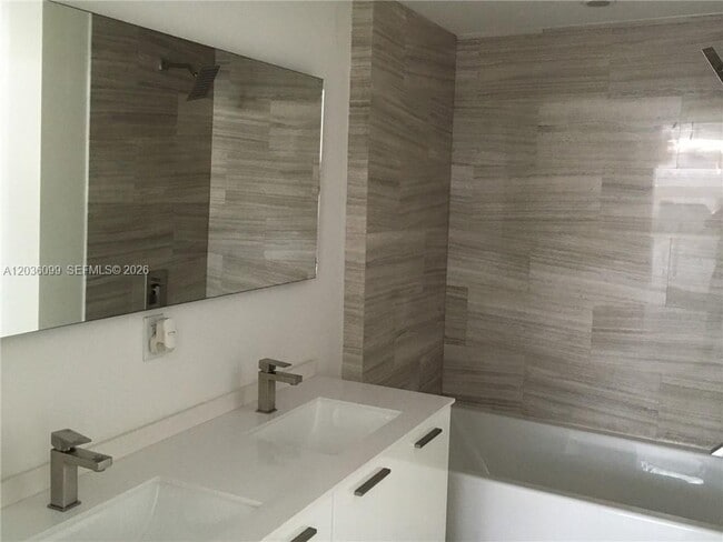 Building Photo - 1300 Brickell Bay Dr
