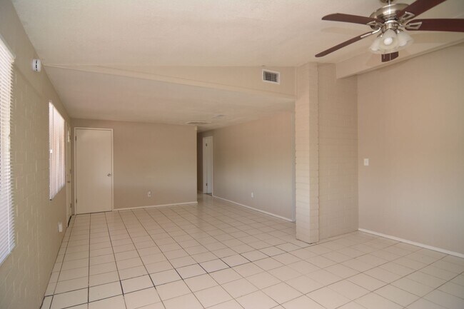 Building Photo - Charming 4 Bedroom 1 Bath Home! South Tucs...