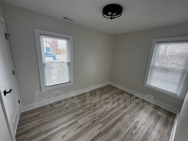 Foto del edificio - 18 N Gray St